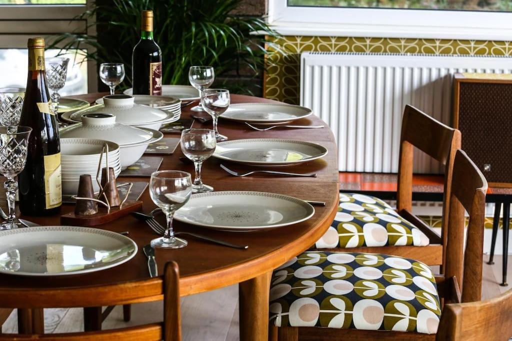 Holiday home Pant Golau - The Seventies House